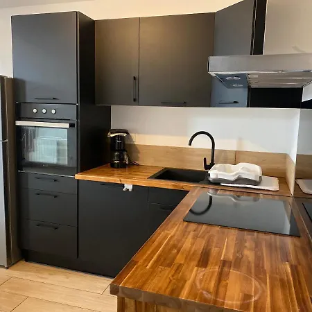 Neufs Avec Garages Dans Maison De Village Apartmán *